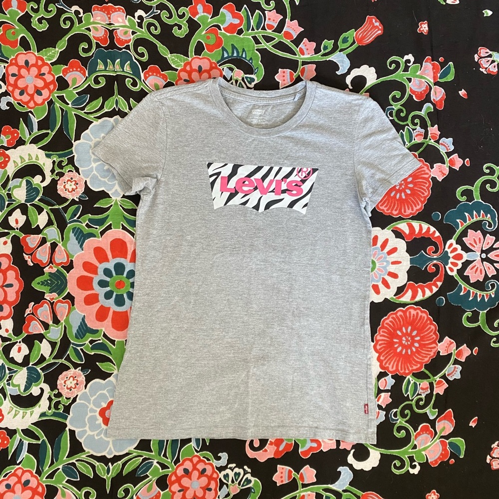 Levi's Gray Short Sleeve Tee with Graphic Design